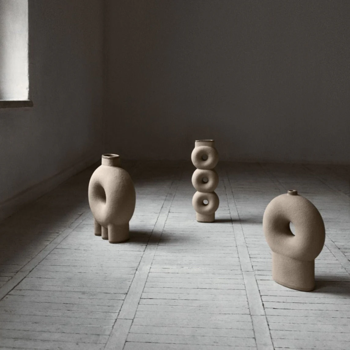Kumanec Three-Legged Vase - Image 4