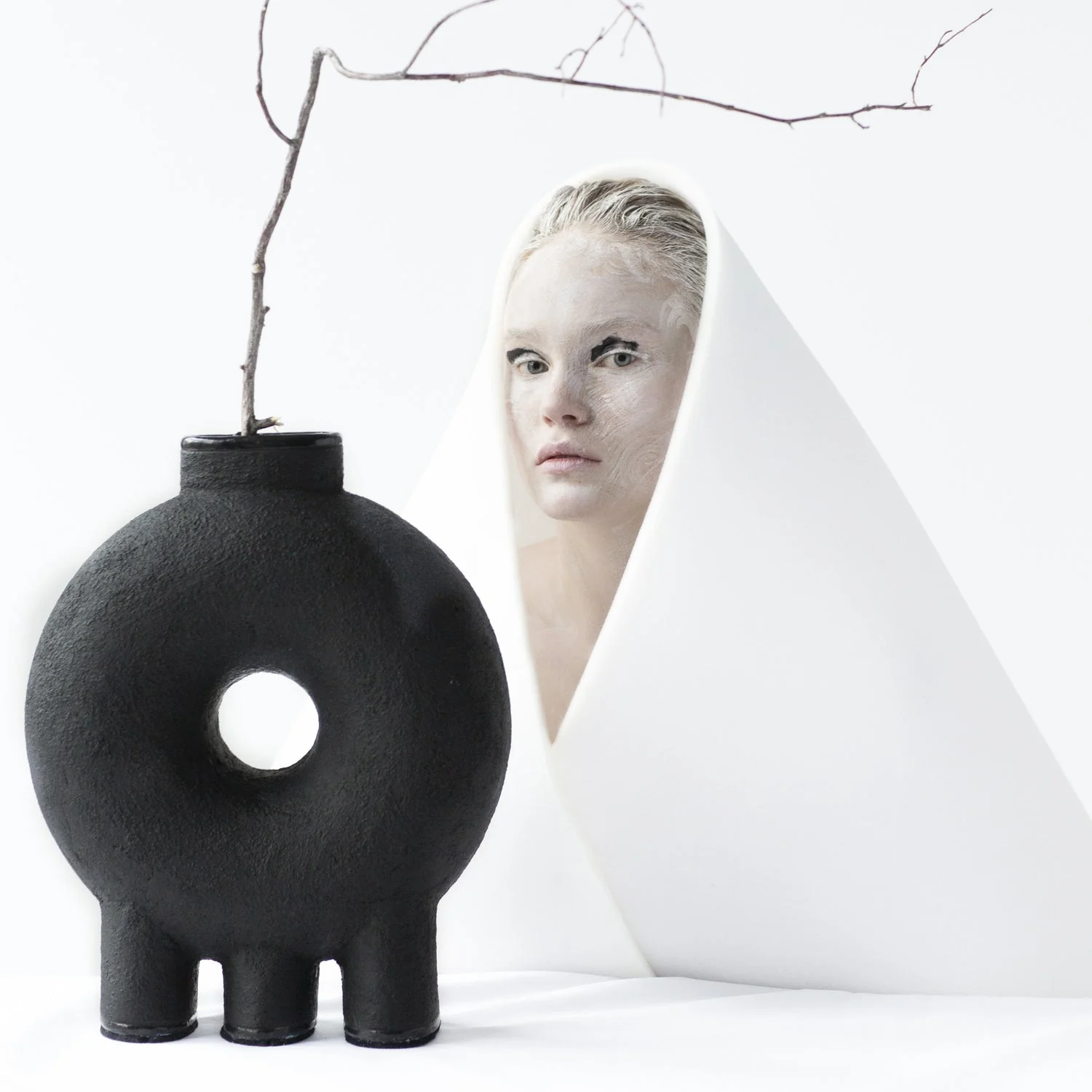 Kumanec Three-Legged Vase - Image 8