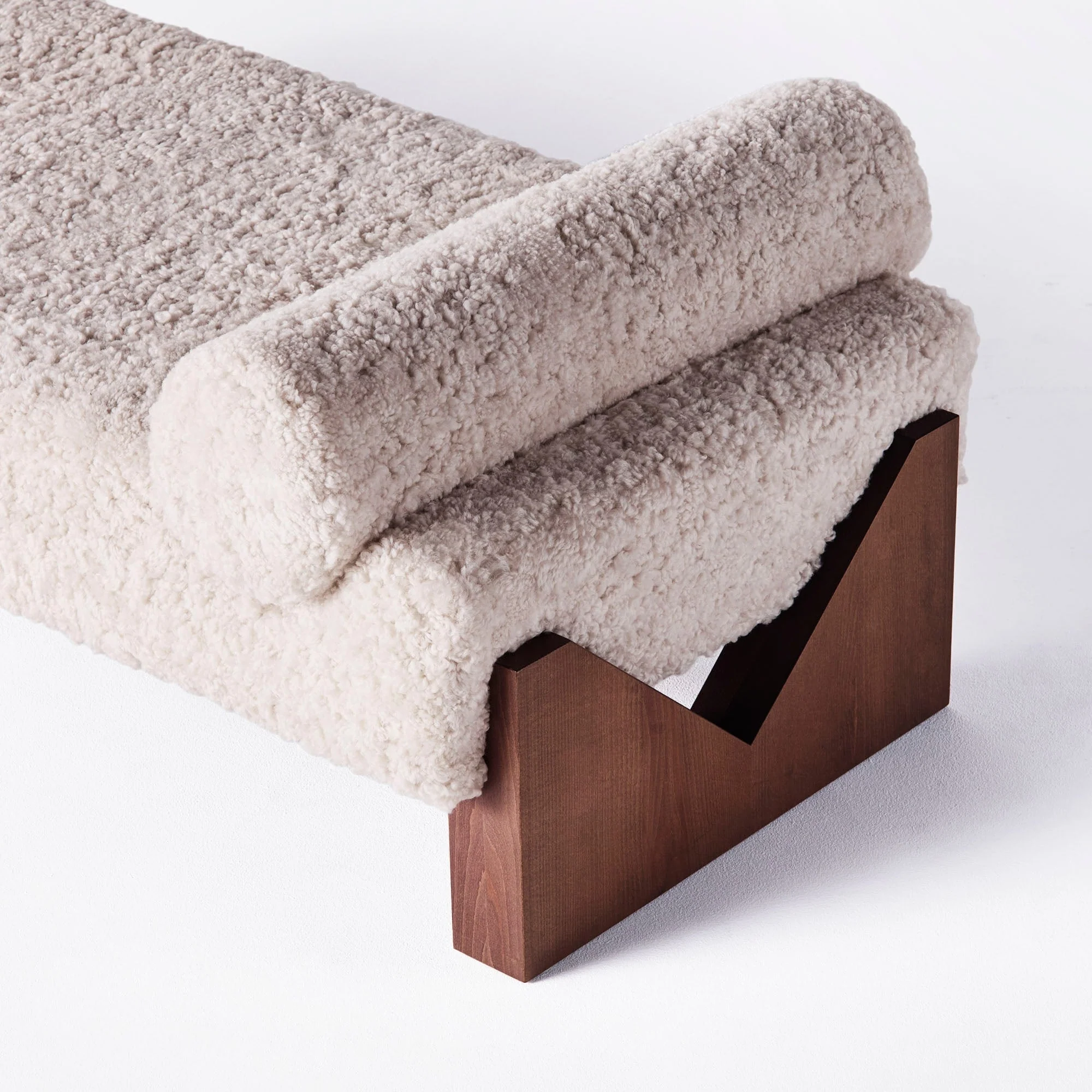 V Day Bed Sheepskin - Image 3